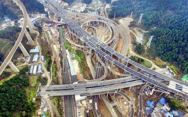 贵州“最复杂”的立交桥，导航沉默司机摇头，网友：像坐过山车