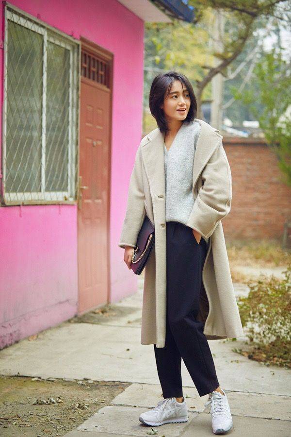 黑色 朱丹把黑大衣穿得好惊艳，配“牛奶装”真有味道，连气质都升华了