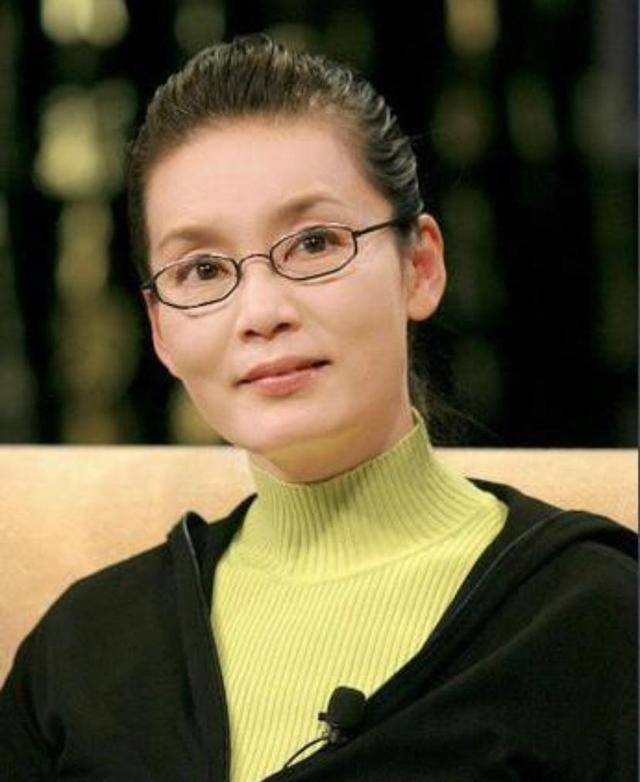 服装 潘虹太有气质了,“贵妃头”+简约服饰,穿出了60岁的高级感