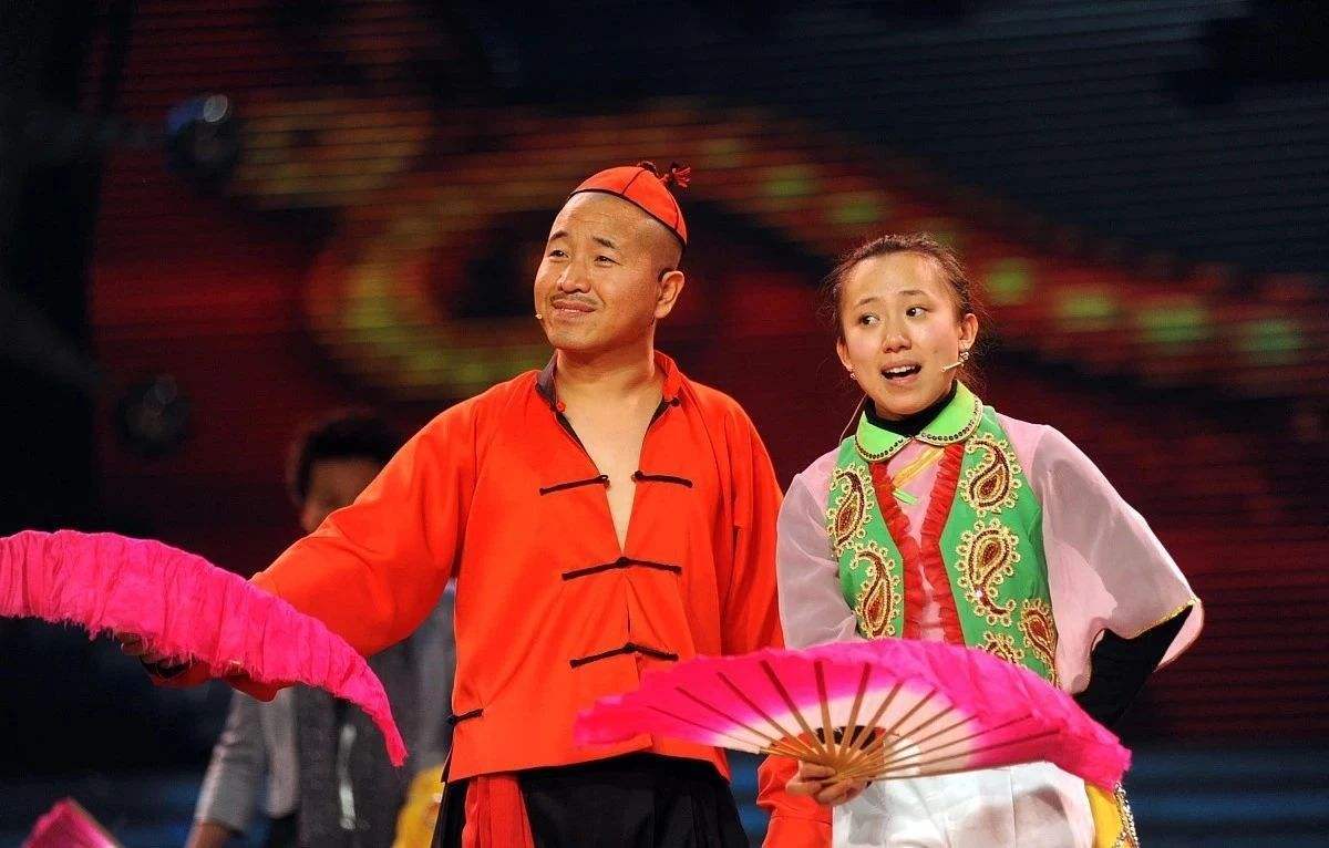 被赵本山原谅2次,王小利翅膀硬了_父母_二人转_温美玲