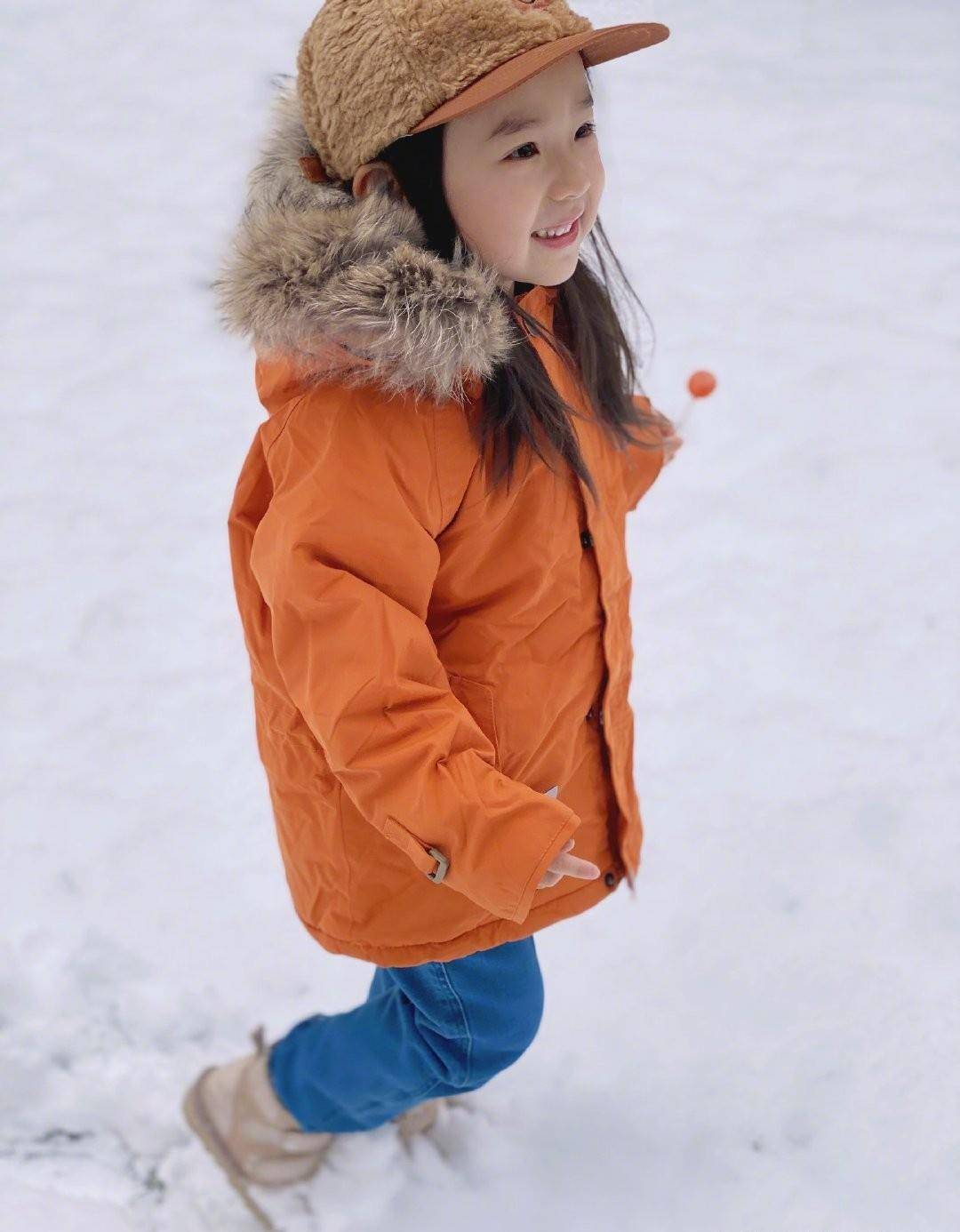 董璇董璇晒女儿雪地撒欢九宫格，小酒窝手拿棒棒糖像极了爸爸高云翔