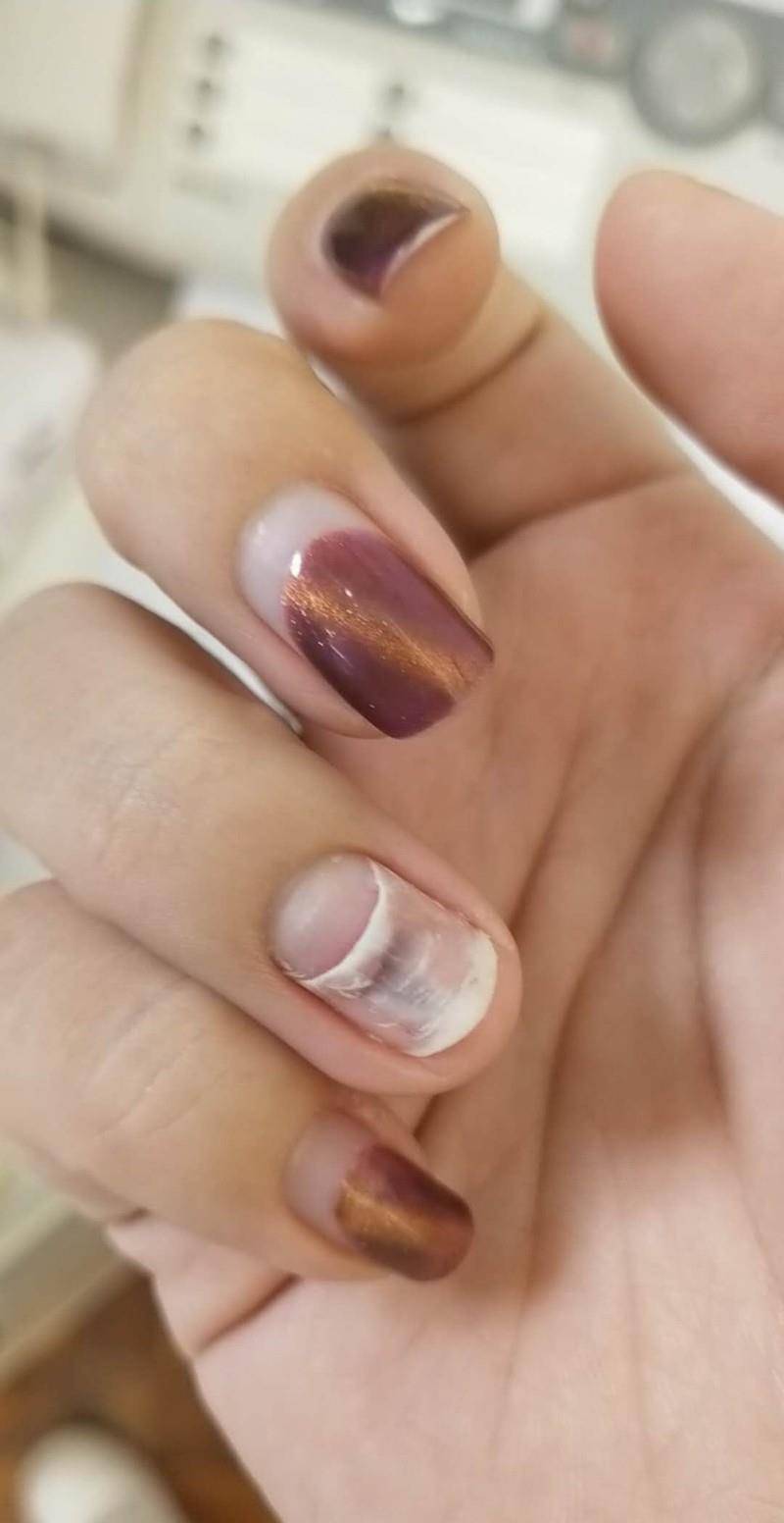 爱美男明星比女明星还爱美？黄子韬爱上做美甲，蔡徐坤登封面大秀美甲