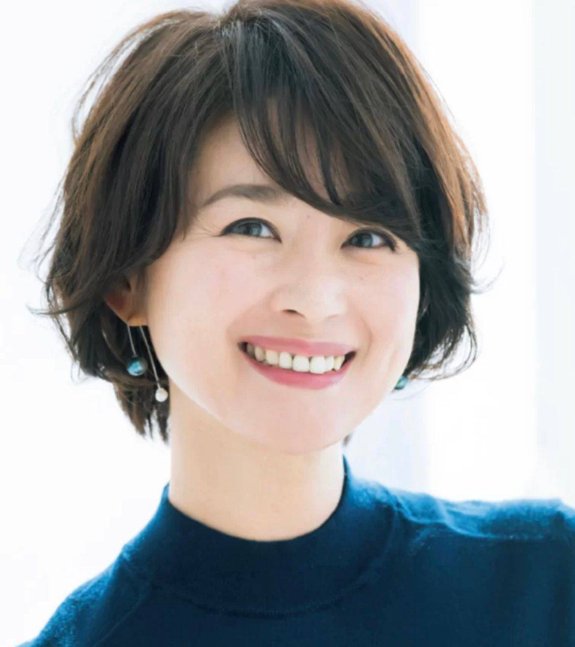 发型女人到中年适合“长发”还是“短发”？关键看这4点，剪错会显老