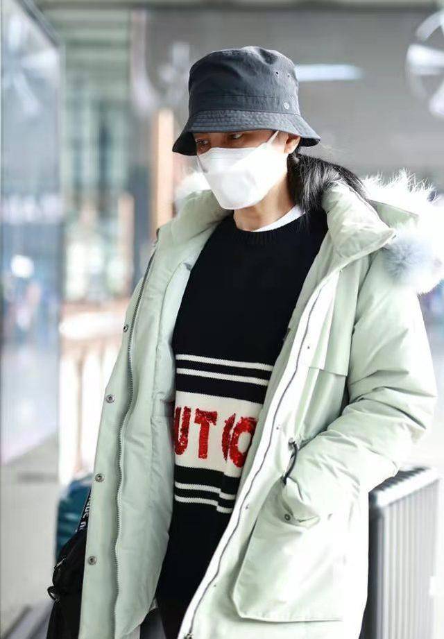 胡可 胡可婚变传闻后，一身落伍穿搭暴露妈妈身材，黑眼圈夸张太憔悴