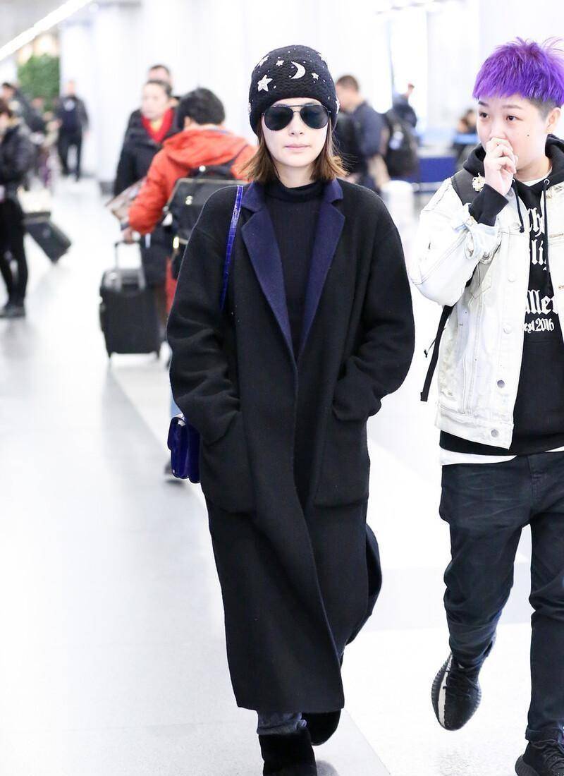 钟欣潼 钟欣潼穿衣有中年感了,廓形大衣配毛衣,颜色挺优雅,但有点显胖