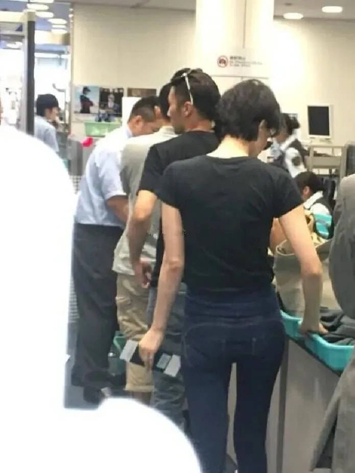 女神 网友拍到王菲谢霆锋逛超市，这腿又细又长，都50岁了还不见老！