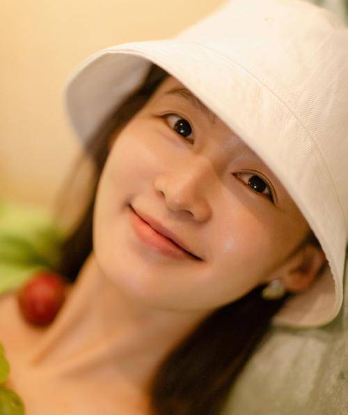 感觉李沁日常无色彩淡妆真是气质一流！5个技巧！女生Get她的美。