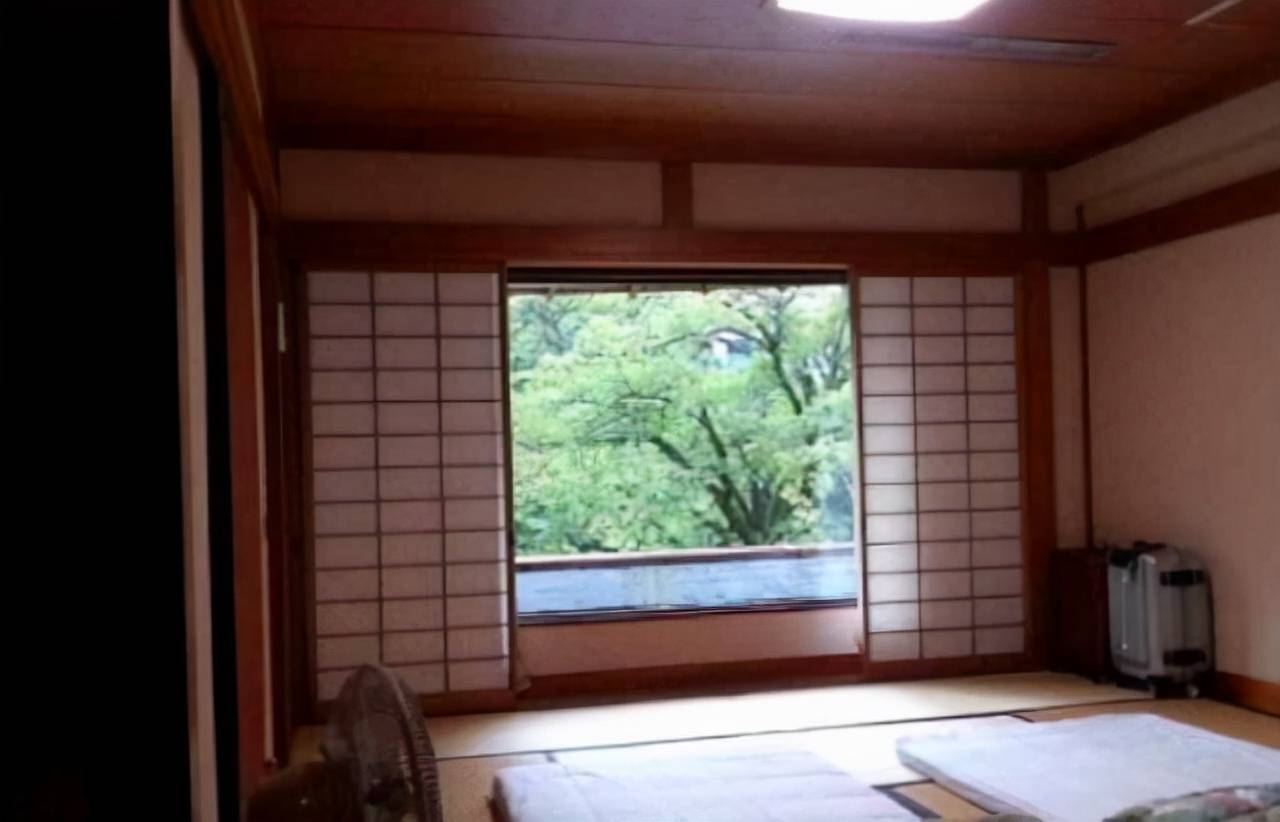 日本有的人家里明明有床，为何喜欢睡地板呢？原来有这么多好处