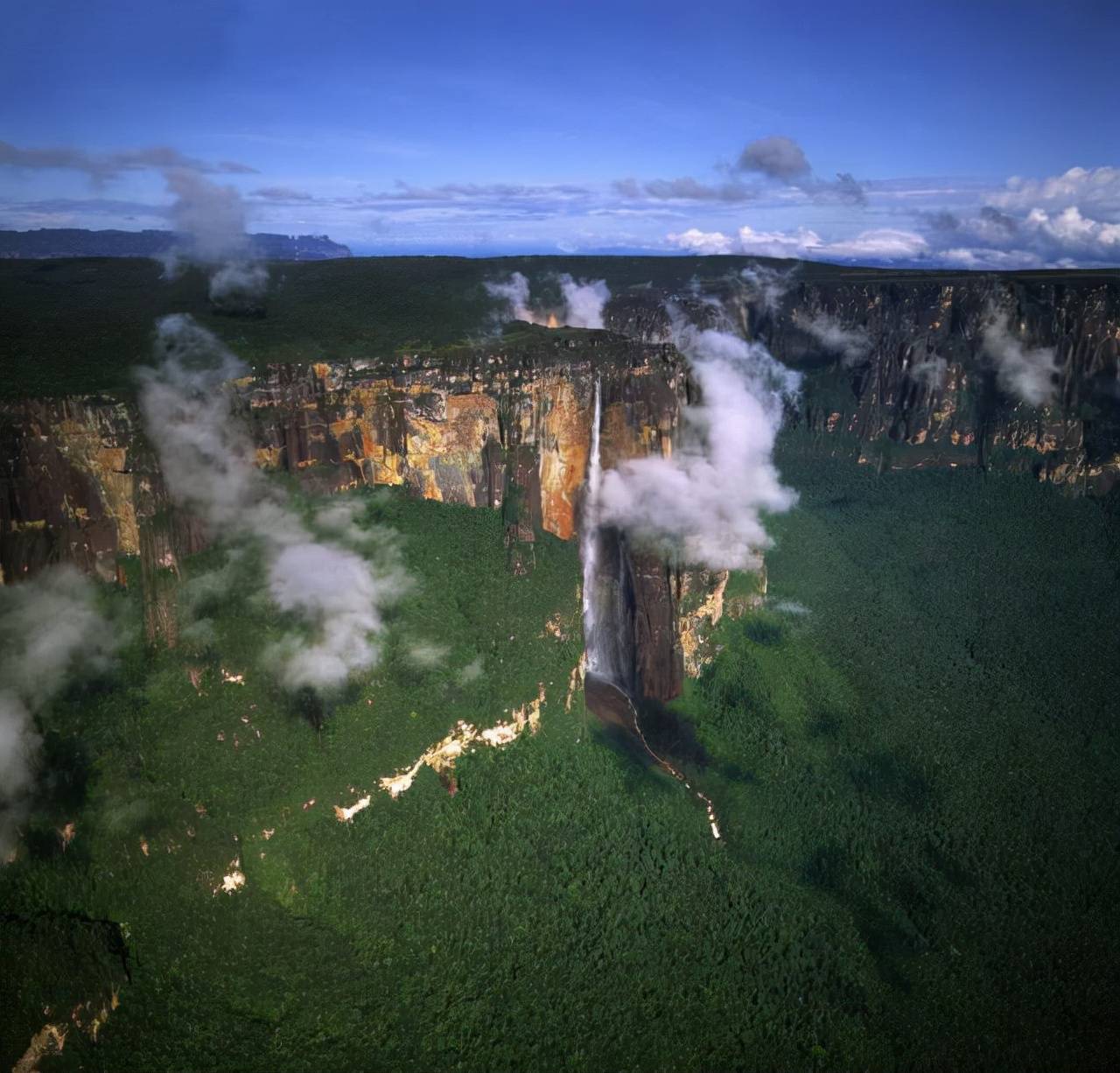 世界最大海底瀑布，落差达到3505米，每秒流量相当于25个亚马逊河