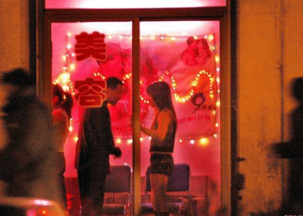 帝国KTV组织淫秽表演 ,14人获刑