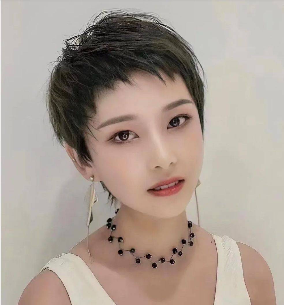 发型4种最美女发，真的不一样，很多爱美女性都在做同款