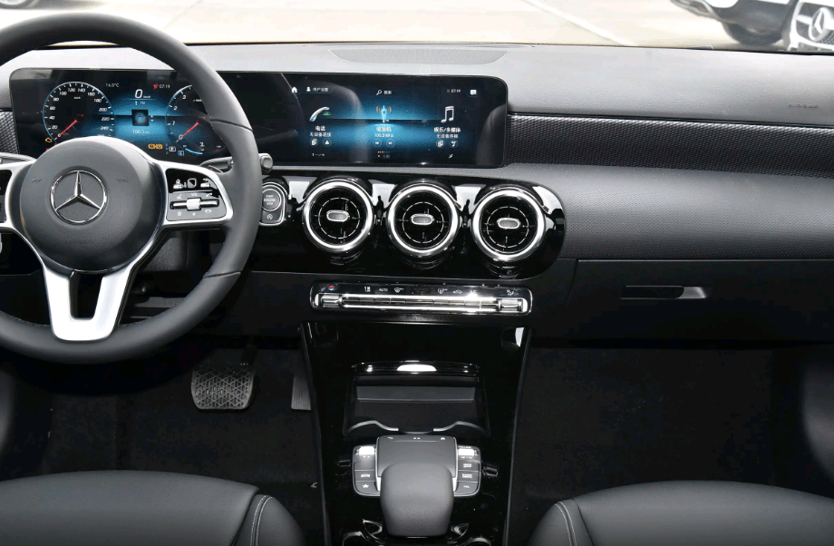 又一全新进口奔驰击穿底线内饰豪华小钢炮23万起