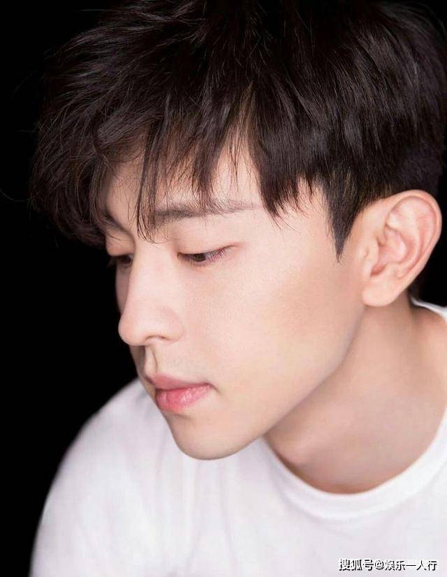 晒晒邓伦的生活照家居装修简洁舒适网友这个男人太甜太苏了