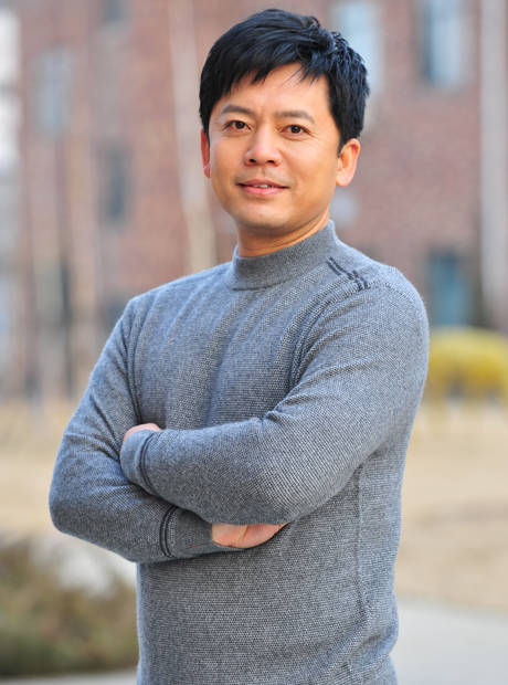 何政军错过巩俐娶初恋为妻出道多年无绯闻父亲身份不一般