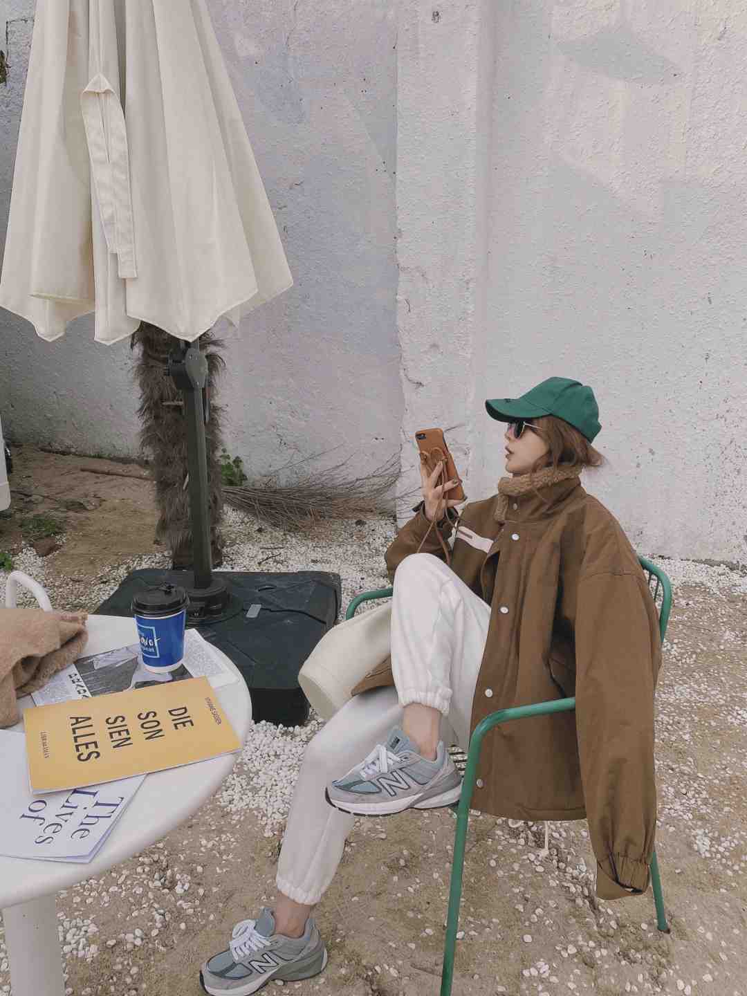 大衣 冬天不要总穿黑裤子了，这些白色长裤清爽减龄又百搭，谁穿谁美