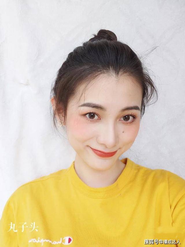 卷发30多岁头发怎么扎有气质，试试这样做，美丽优雅两不误
