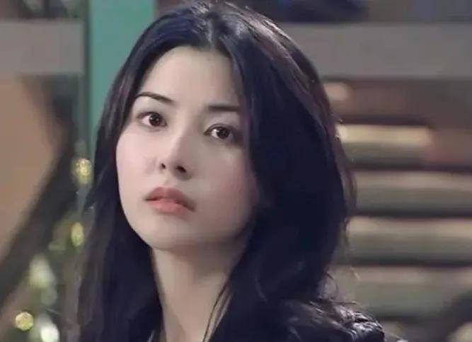 1999年,她获得了与刘德华合作的机会,出演《暗战》中的女主角.
