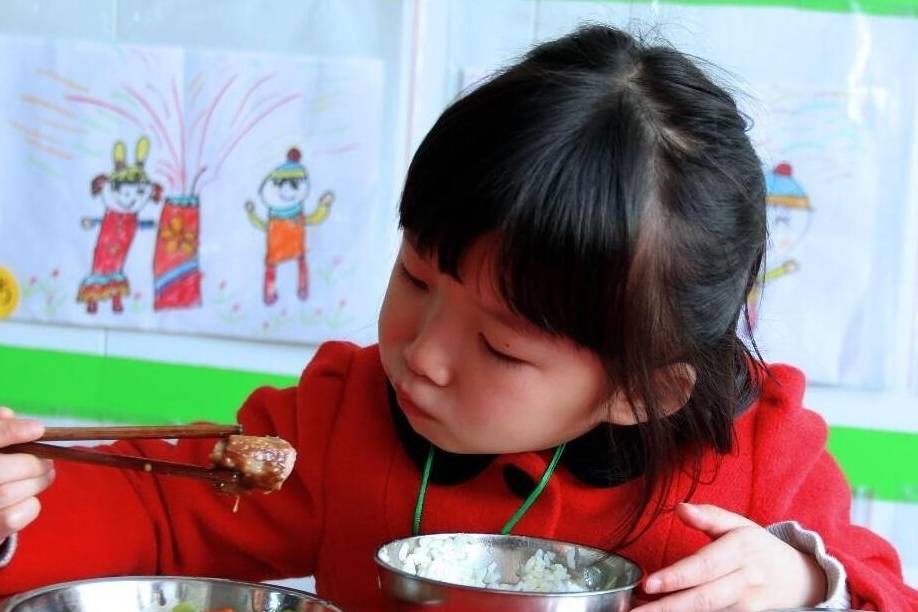 家长|孩子吃饭慢，老师加点料：幼儿园老师逼孩子吃辣椒酱，你怎么看？