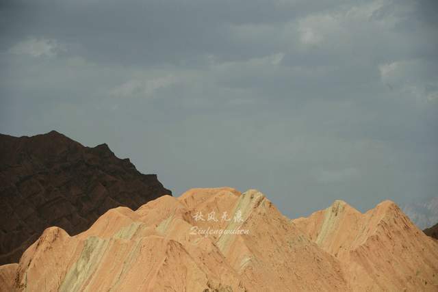 天山|红色山崖，幽静峡谷，库车感受天山神秘大峡谷的绚丽色彩