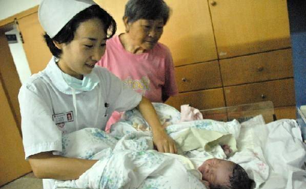 产房|27岁宝妈被婆婆催生二胎，顺产后护士来报喜，全家听完却愁坏了
