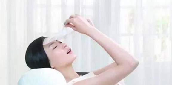 带着睡觉前的7个行为，让女人老得更快，要想皱纹少，最好一个都别有