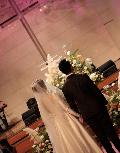 原创曾沛慈开心晒婚礼现场照身穿白纱与老公甜蜜亲吻好幸福