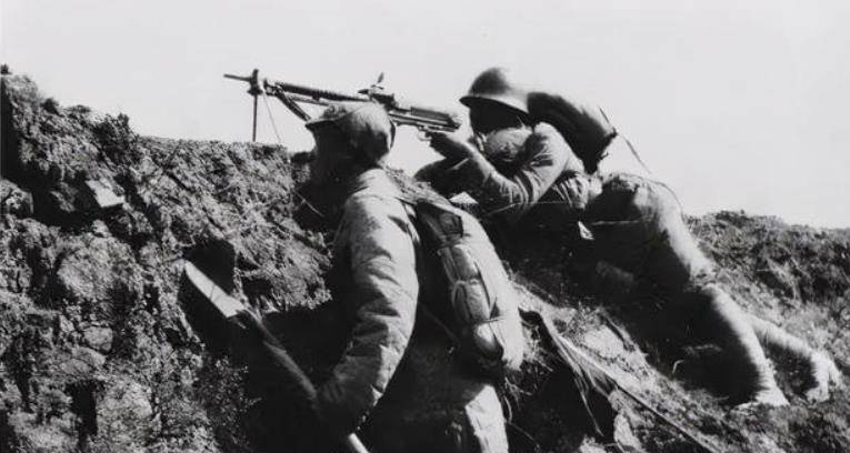 现实|《亮剑》当中，李云龙用3600颗手榴弹击败山崎，现实中可能吗？