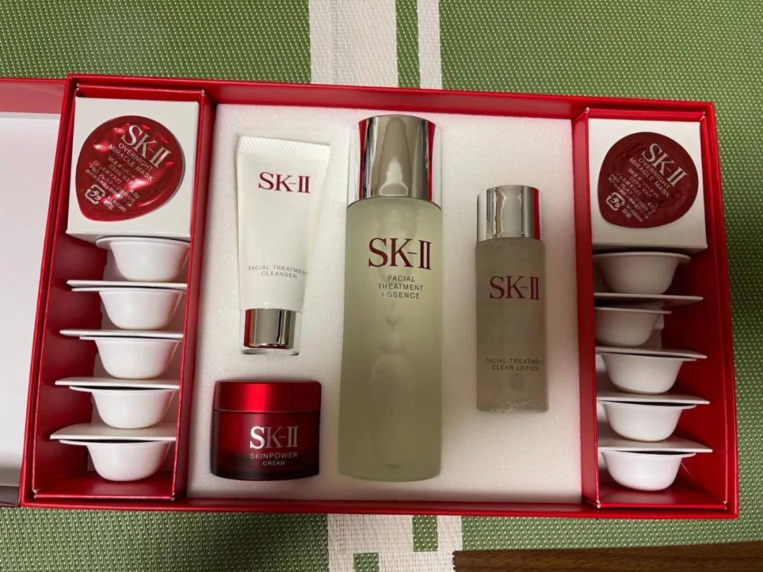 睡眠今年的SK2新年限定福袋带12个晚间修护面膜，这款面膜只有套装里有哦！