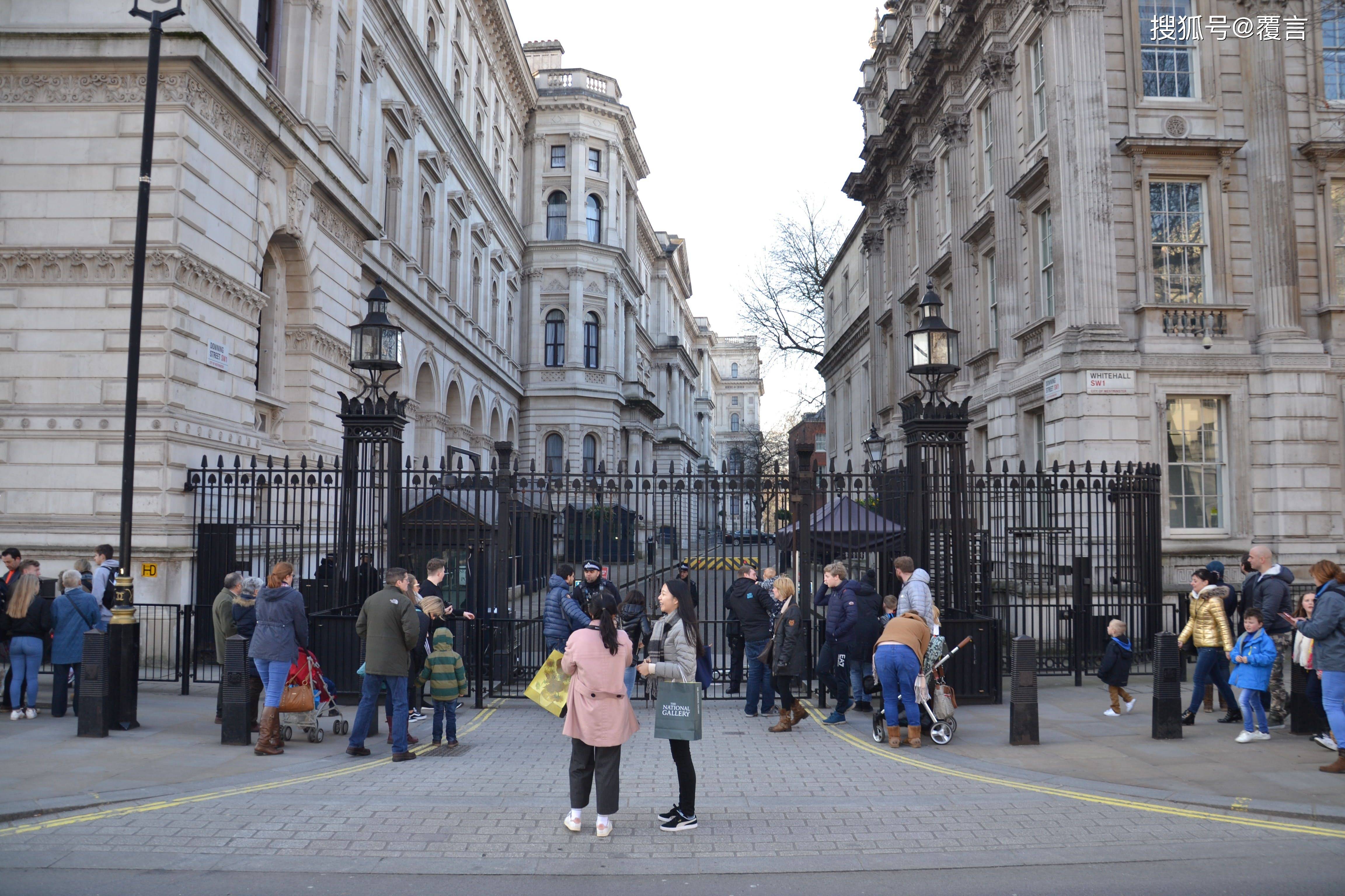 我们知道,白金汉宫是英国女王的主要宫殿和办公处.