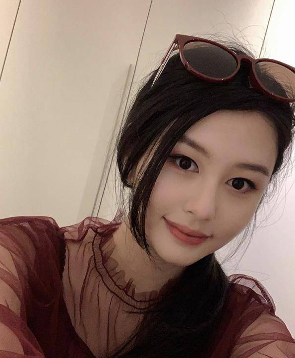 邱淑贞 邱淑贞女儿罕晒近照，妆容精致五官优越，穿透视上衣颇具港式风情