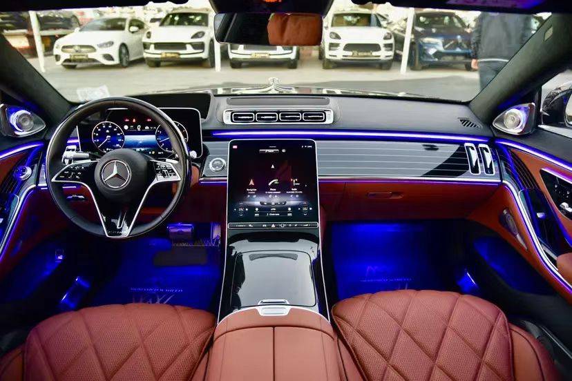 新款迈巴赫s680亮相内饰科技感爆棚12缸引擎四座真霸气