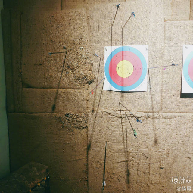 原创杨幂晒射箭照九发全部脱靶自侃完美避开细腰长腿好抢镜