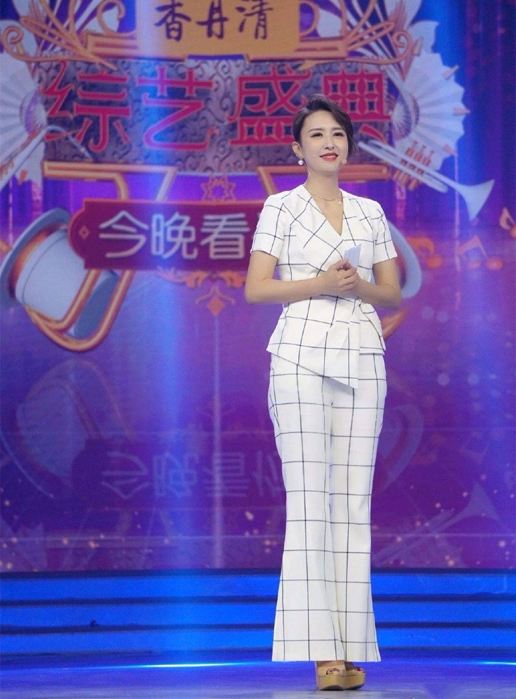 张蕾穿格子西装知性减龄168个也不矮呀还偏要穿这种鞋子