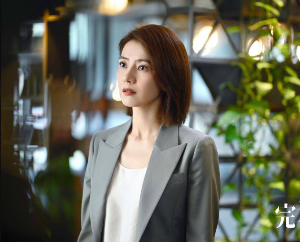 发型被高圆圆新剧发型圈粉，“一刀切短发”减龄显脸小，气质也太好了
