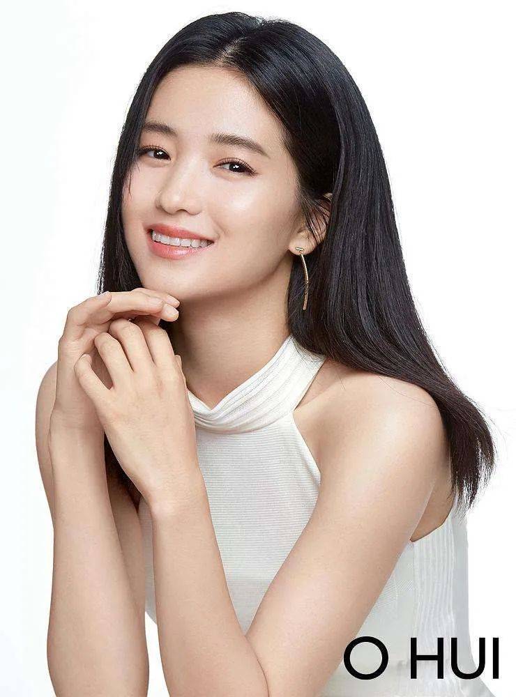 韩国女星金泰梨登芭莎美图雪肤玉貌大长腿太撩人