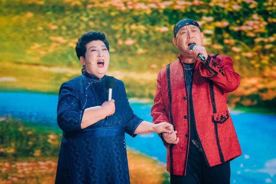 原创德德玛之子马克塔勒心疼脑溢血偏瘫的母亲像爱妈妈一样爱继父