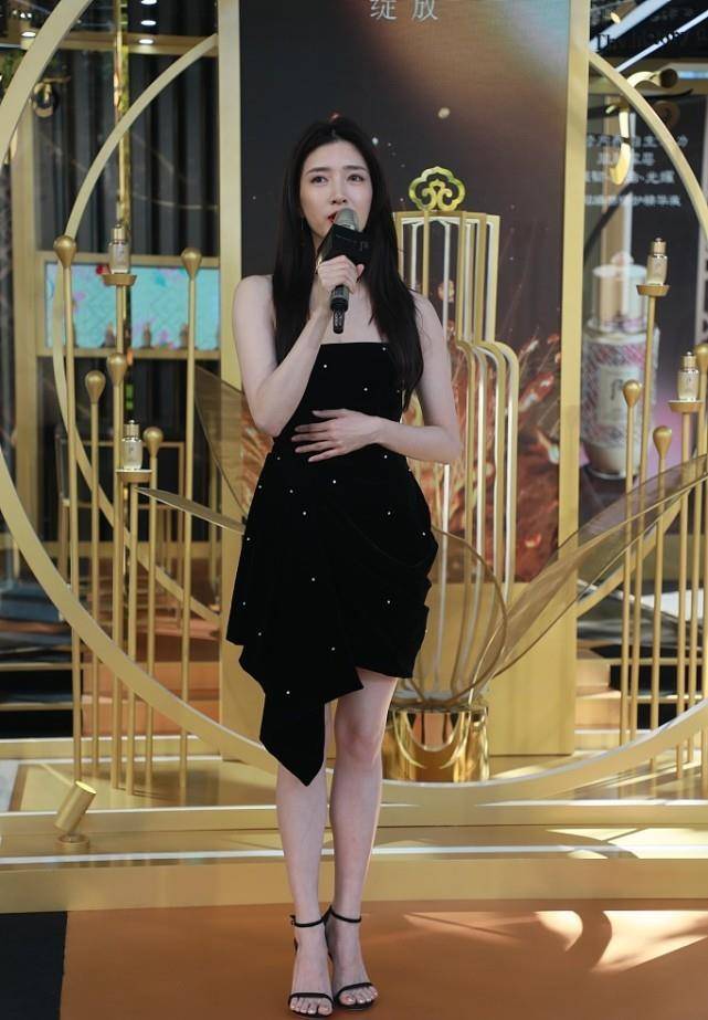 形象 冬天穿丝绒真挺适合,不仅保暖还显白,江疏影穿着可高级了