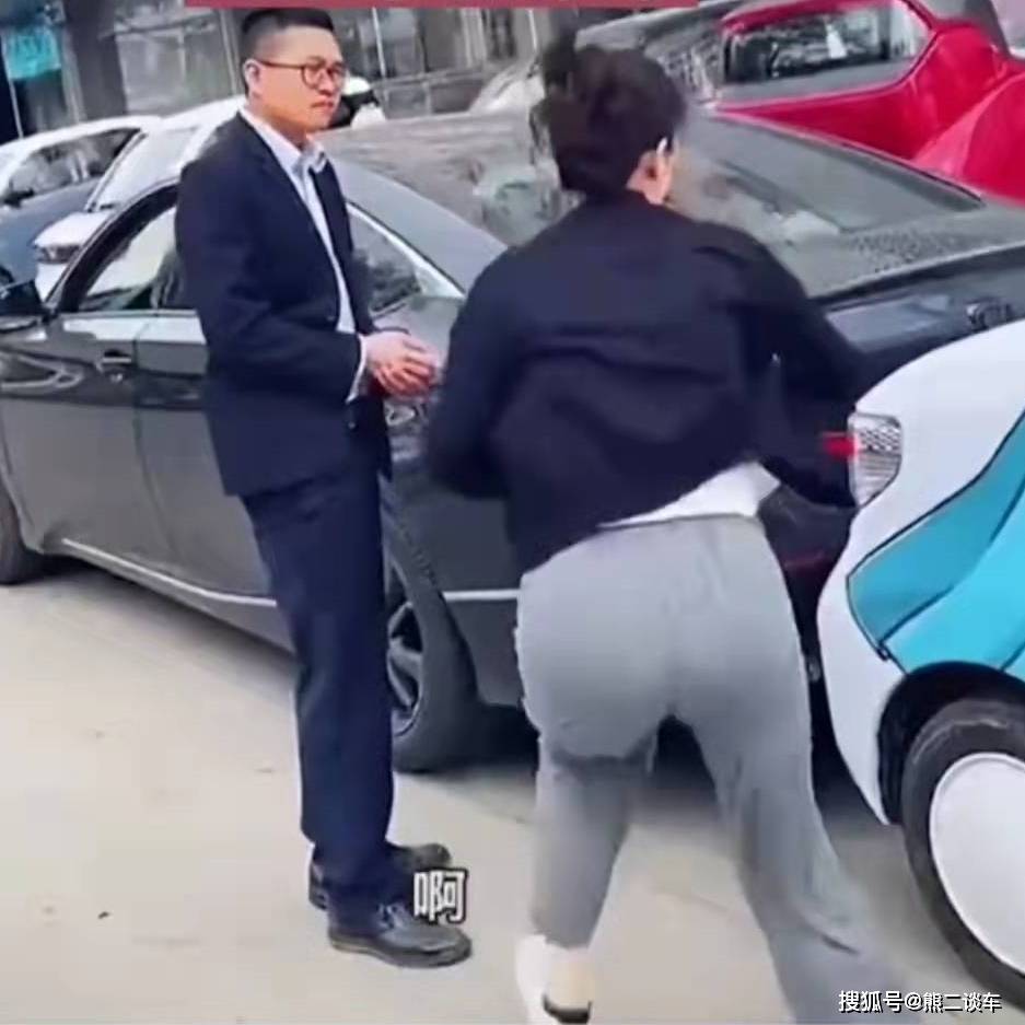 活见久 女子追尾前车反质问 你踩刹车干什么 看把我车撞了 乐惠车