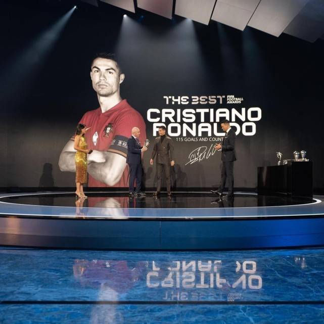 身材 C罗父子俩长得越发像！白T配牛仔显少年感，躺乔治娜怀中似姐弟