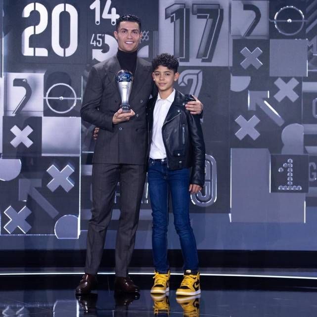 身材 C罗父子俩长得越发像！白T配牛仔显少年感，躺乔治娜怀中似姐弟