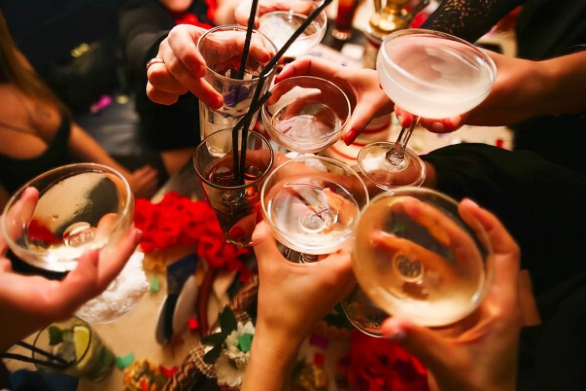 代谢|研究证明：喝酒脸红的人，患癌风险更高！4个方法可降低酒精伤害