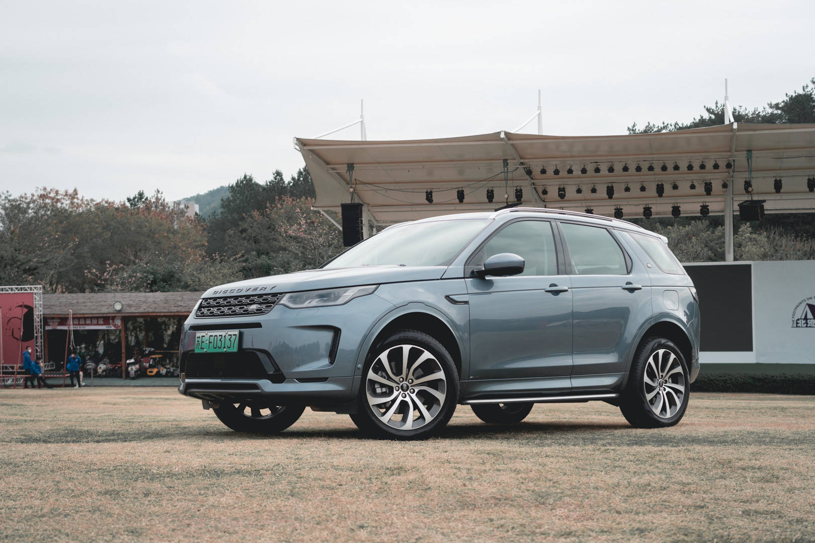 带电的路虎孬吗试发现运动版p300e