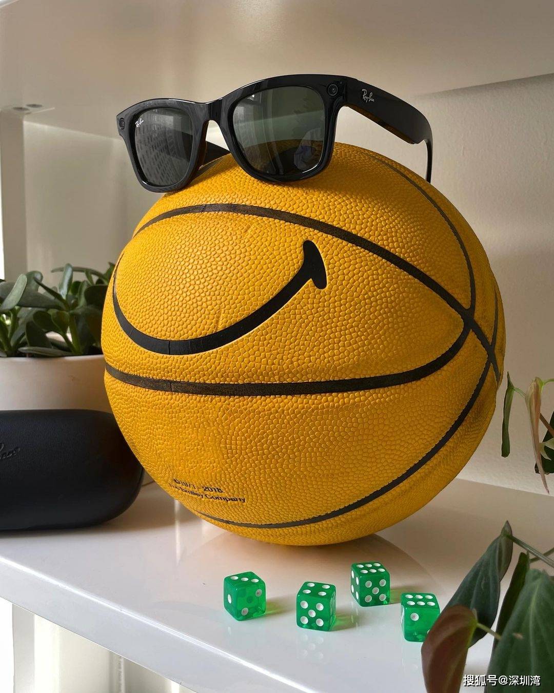 屏幕可拆卸、旋转，摄像头有三个！Facebook 到底想造啥表？