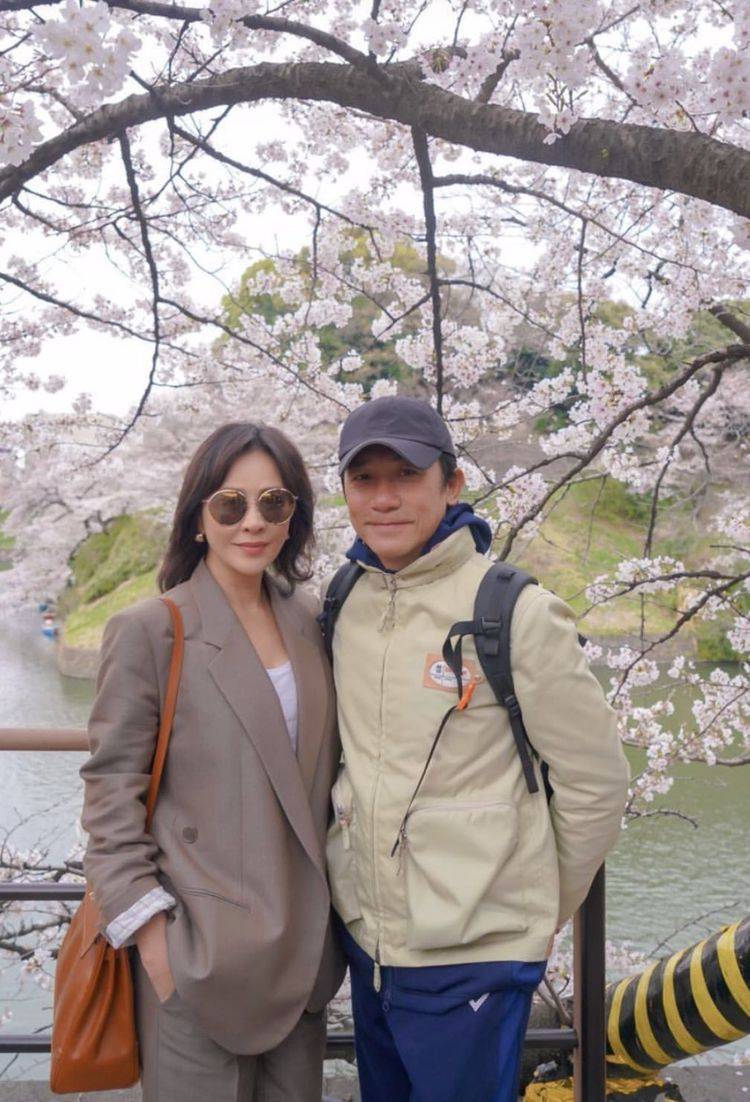 显得贵妇们合影洪荒站中间不被裁，刘嘉玲站边上，但她最漂亮有气质！