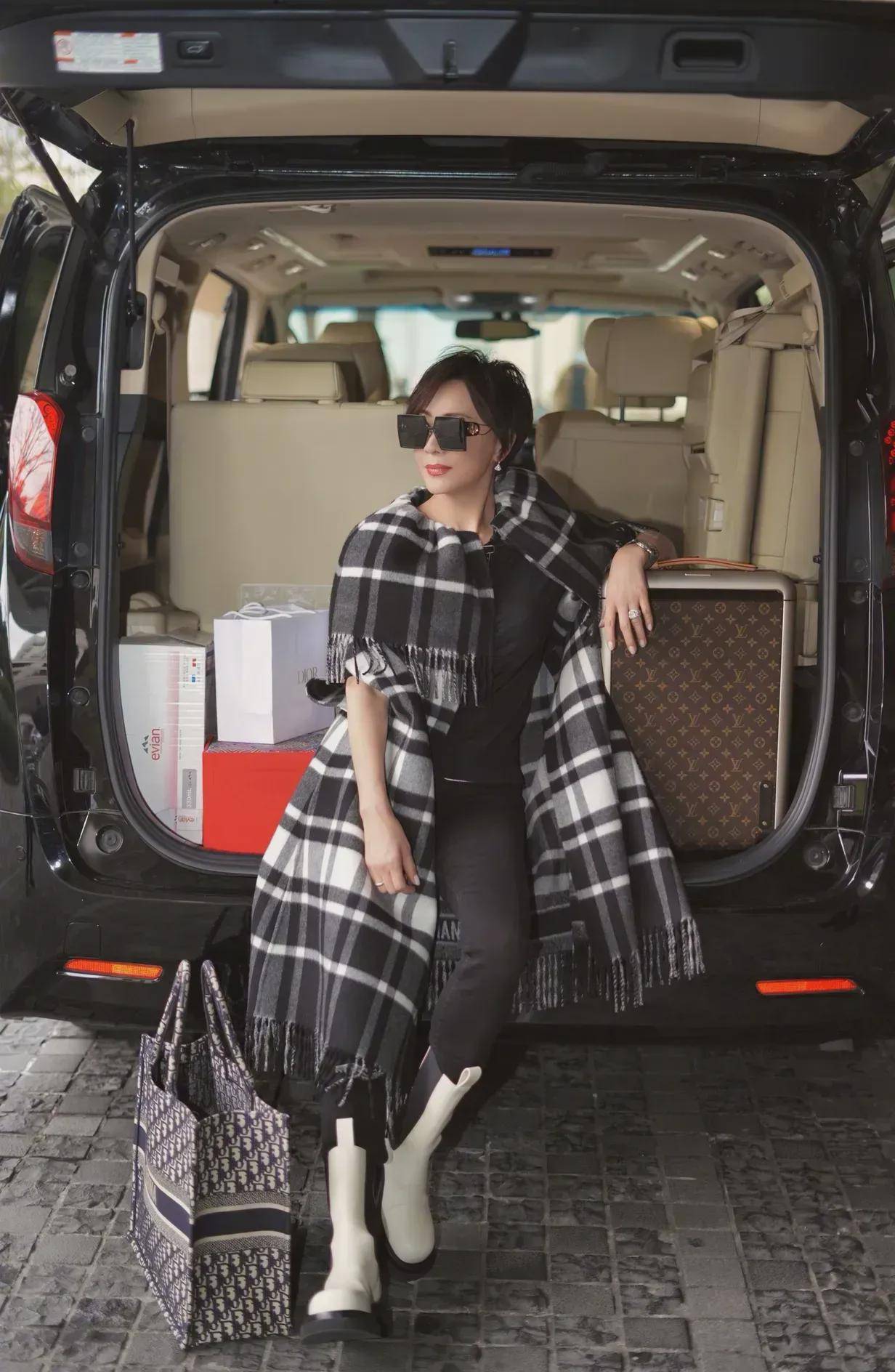 显得贵妇们合影洪荒站中间不被裁，刘嘉玲站边上，但她最漂亮有气质！