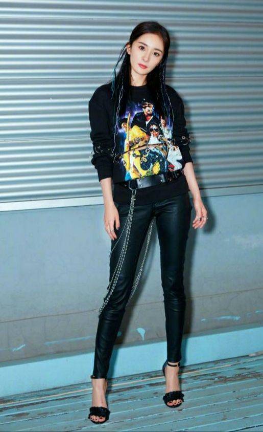 下半身 杨幂是真敢呐！上半身只穿个“蝴蝶结”，转身那刻摄影师狂按快门