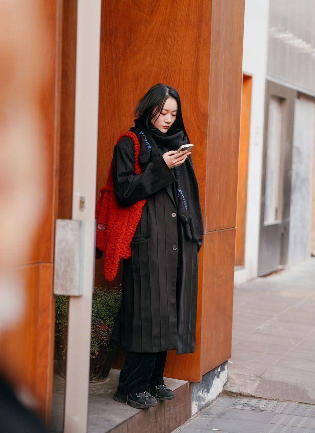 黑色 看了上海街拍才发现：见过世面的女人，都喜欢叠穿基础款，好高级