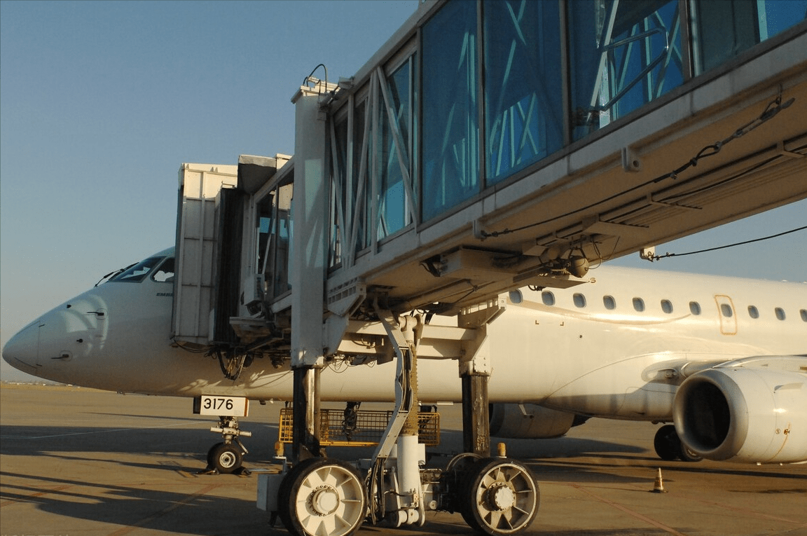 原创机场摆渡车有啥黑科技空闲廊桥不用为什么非要用摆渡车