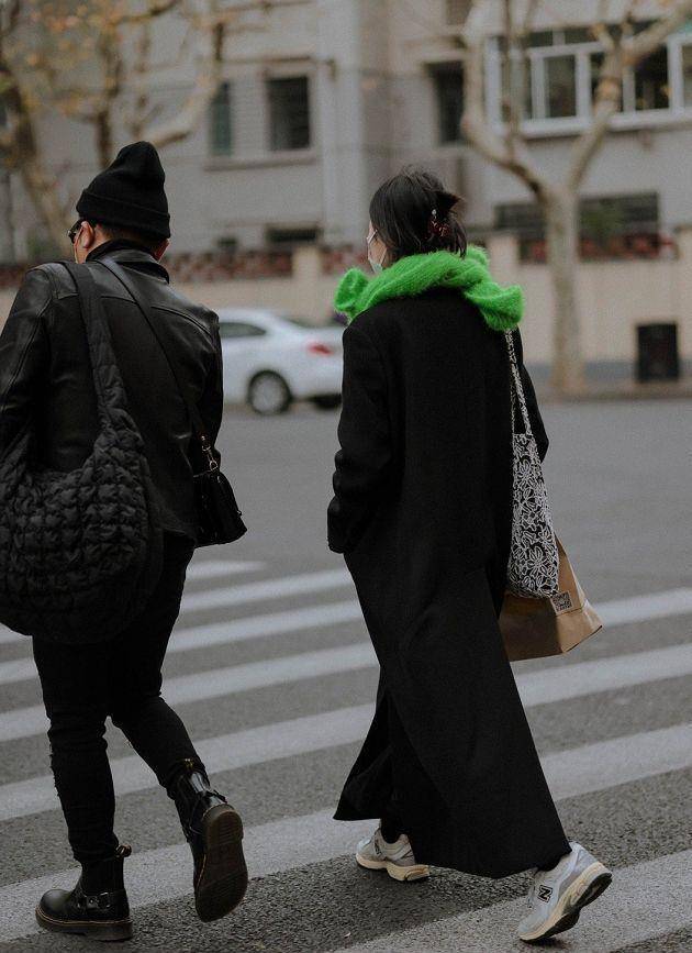 黑色 看了上海街拍才发现：见过世面的女人，都喜欢叠穿基础款，好高级