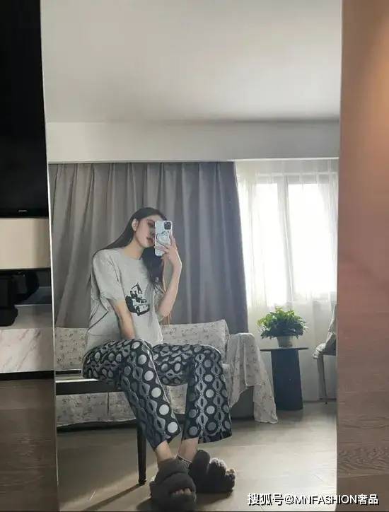 品牌 时尚 | 迪丽热巴这双毛毛拖鞋，简直可爱到犯规